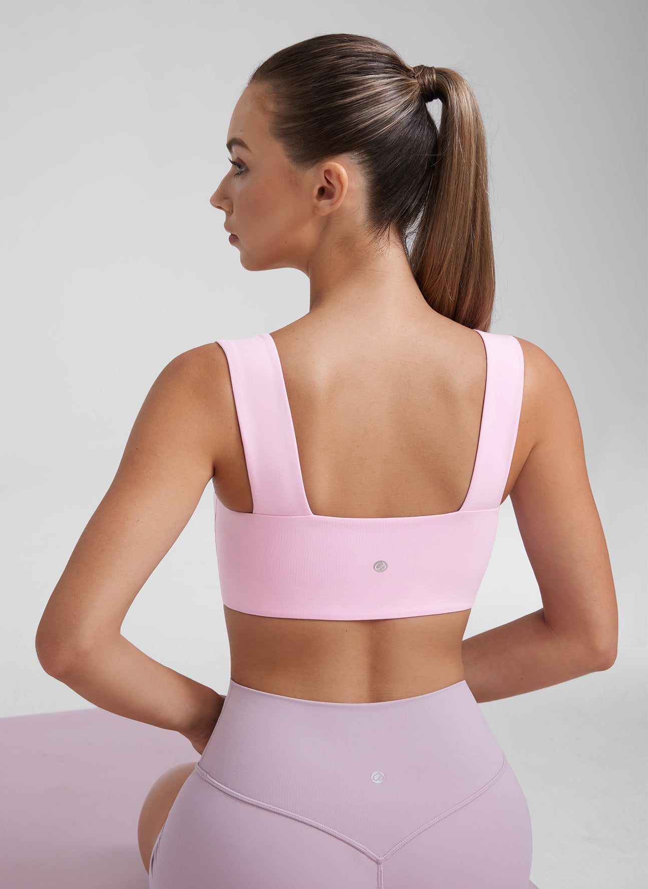 CRZ YOGA Butterluxe 여성용 스퀘어 넥 오픈 백 와이드 스트랩 스포츠 브라 비타 핑크